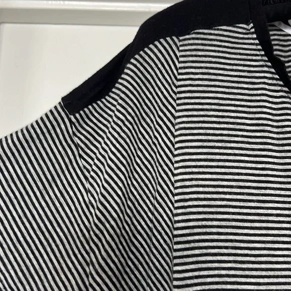 Simply vera Vera Wang black and gray, striped blouse, size XL. Super soft.Cute - Picture 5 of 10